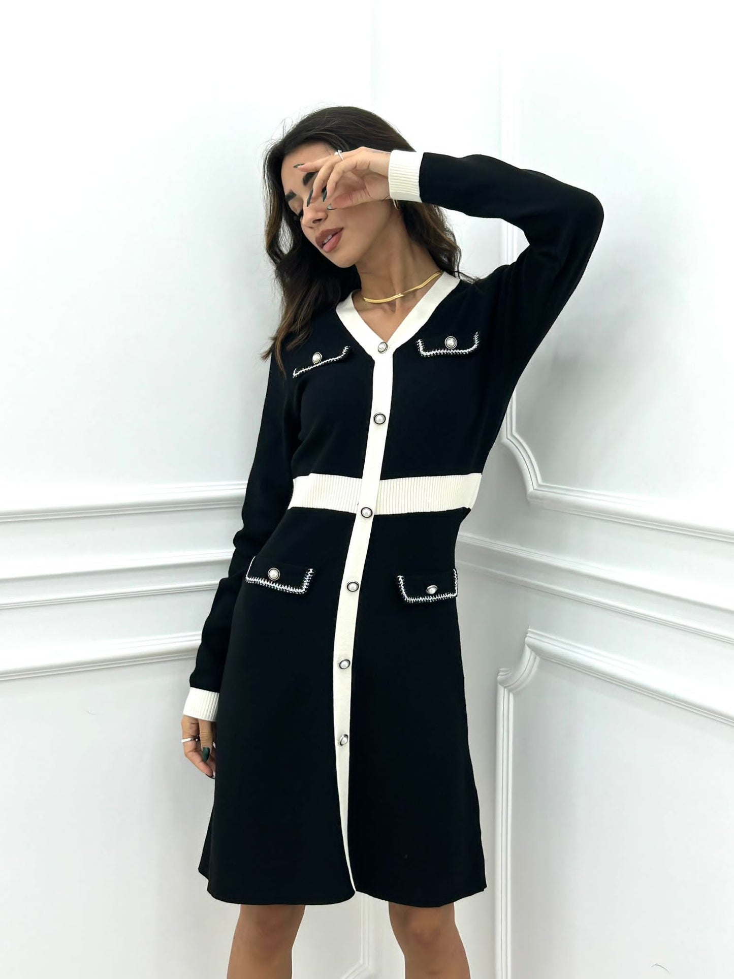VESTITO IN MAGLIA CON BOTTONI PERLATI