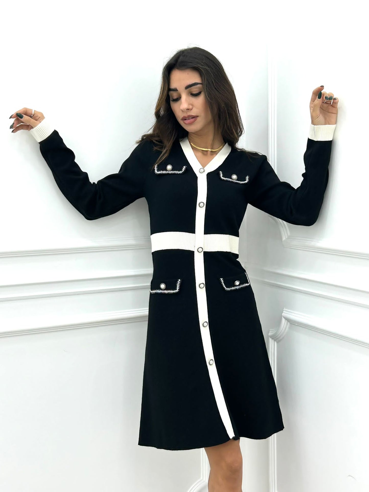 VESTITO IN MAGLIA CON BOTTONI PERLATI
