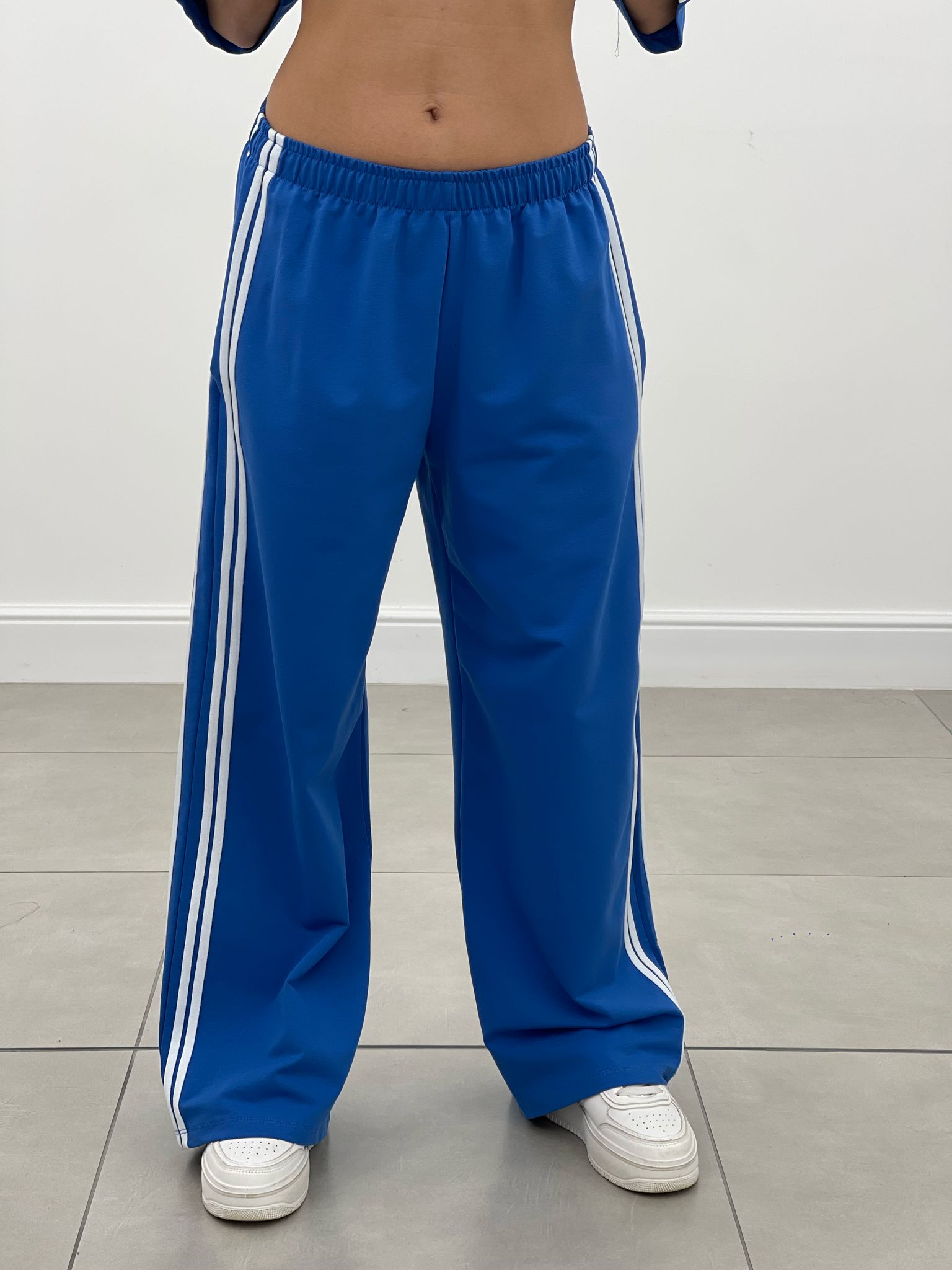 COORDINATO TUTA CON PROFILI LATERALI NEW SS25