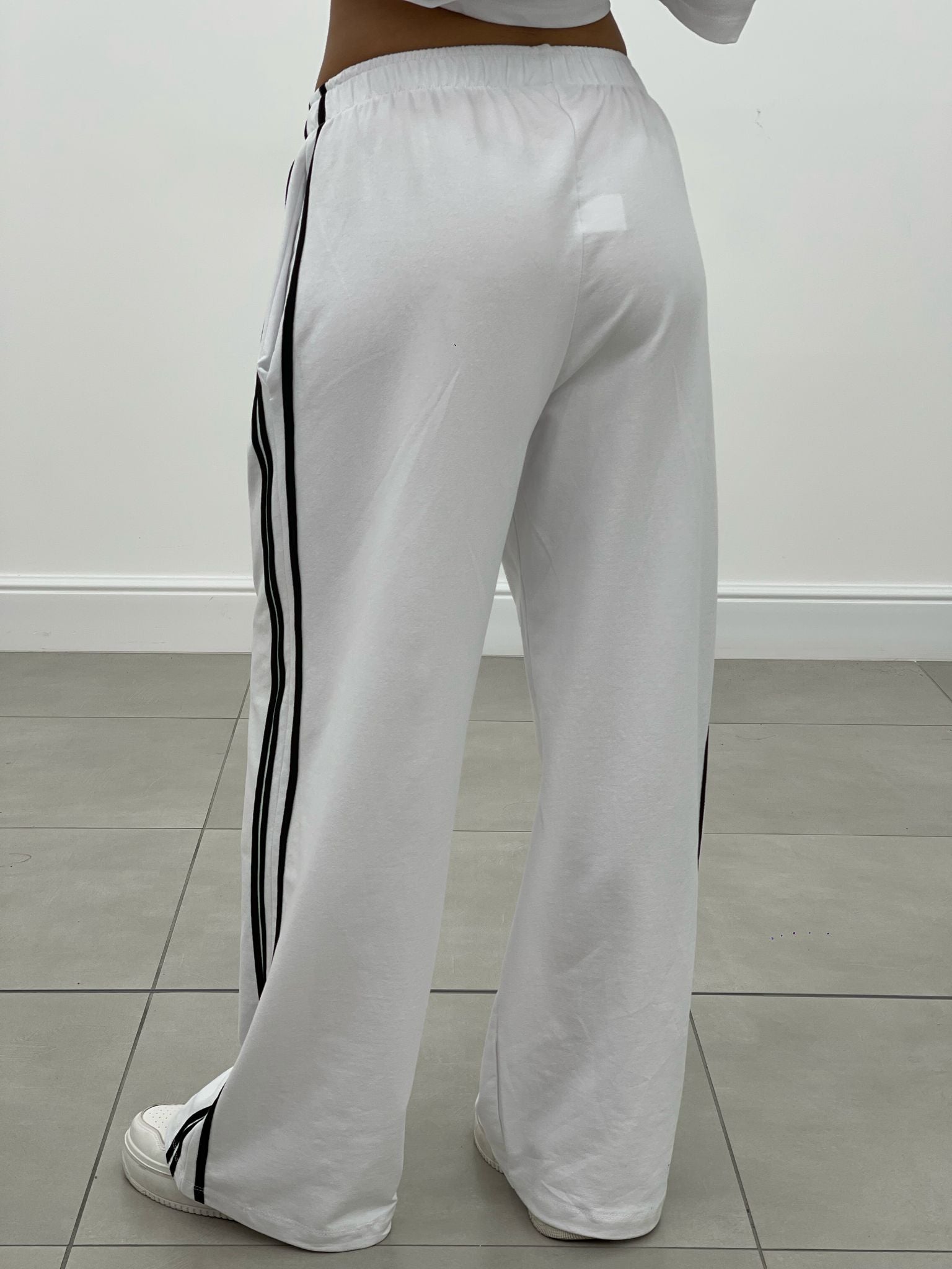 COORDINATO TUTA CON PROFILI LATERALI NEW SS25