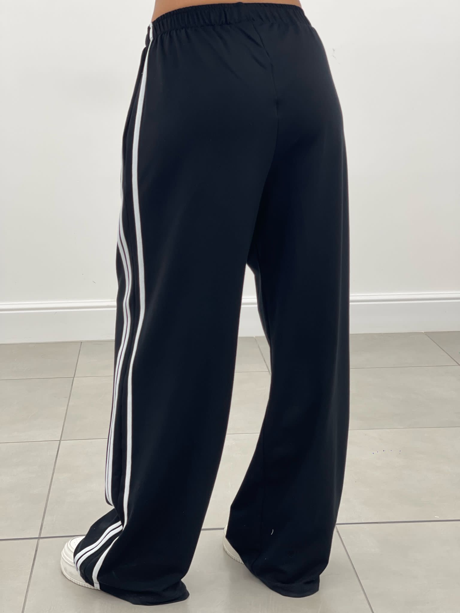 COORDINATO TUTA CON PROFILI LATERALI NEW SS25