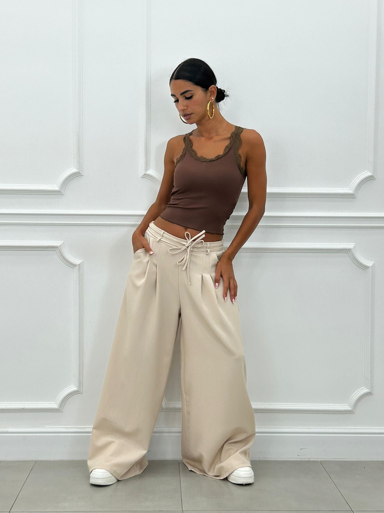 116201-PANTALONE-CON-PINCES-E-DOPPIO-FIOCCO-NEW-AI26-PANTALONE-CON-PINCES-E-DOPPIO-FIOCCO-NEW-AI26.jpg