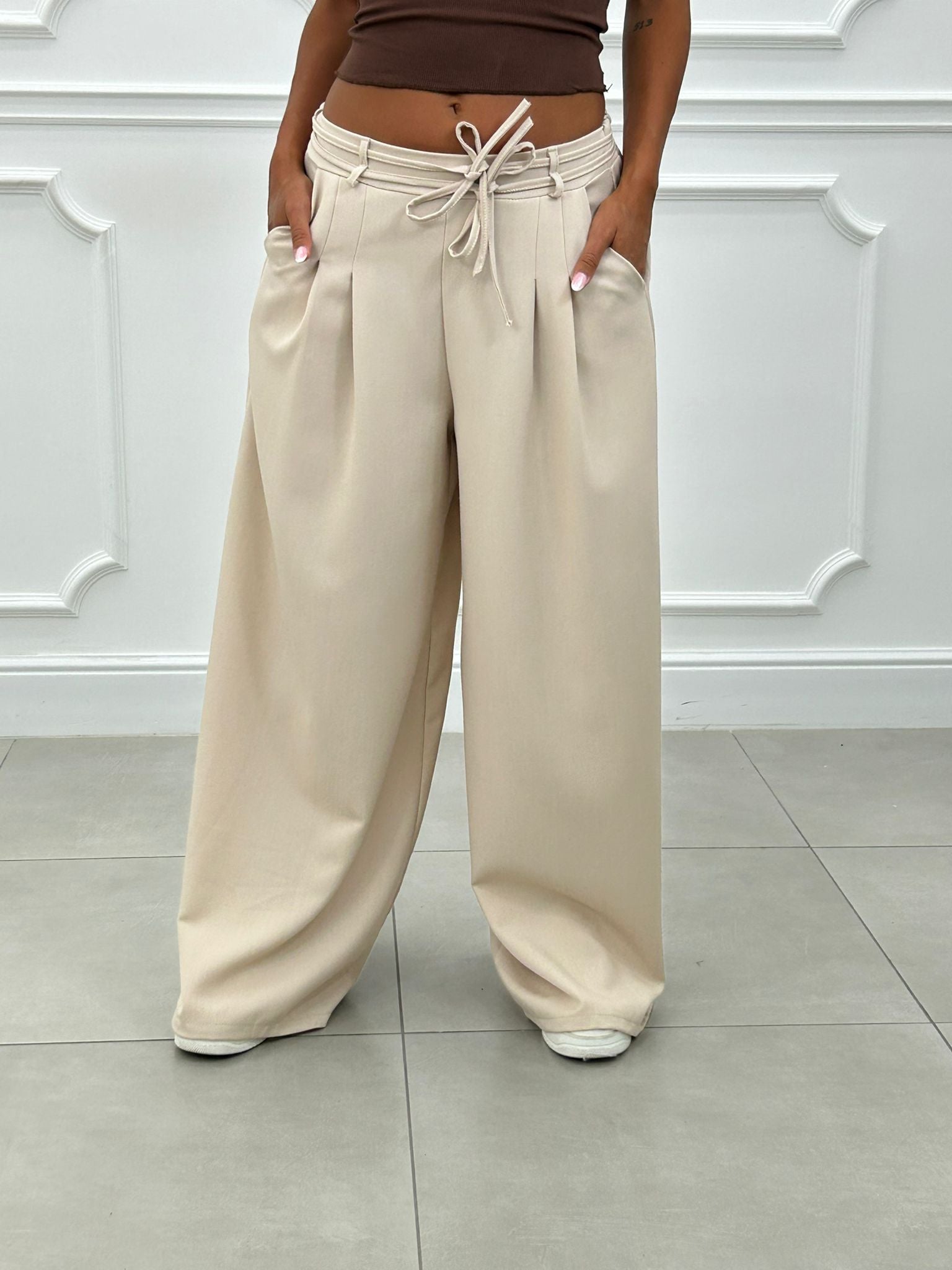 PANTALONE CON PINCES E DOPPIO FIOCCO NEW AI26