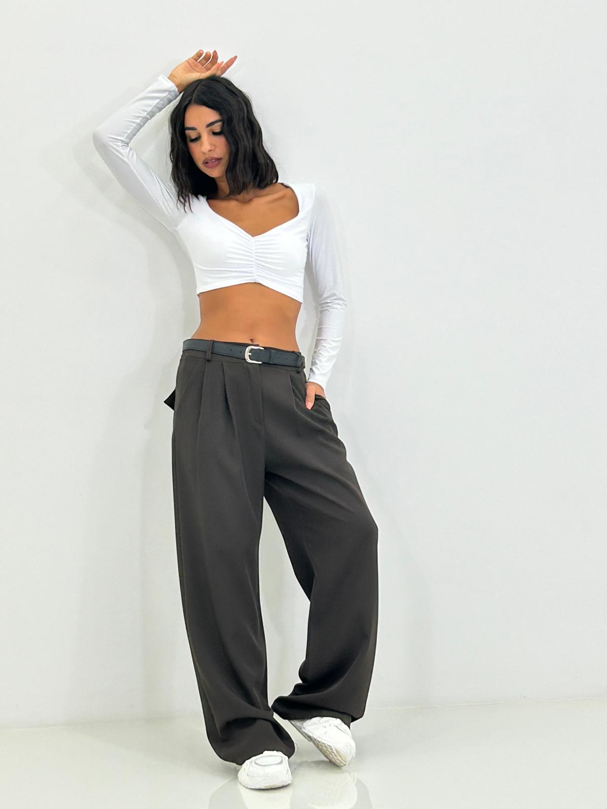 PANTALONE CON PINCES E CINTURA NEW AI26