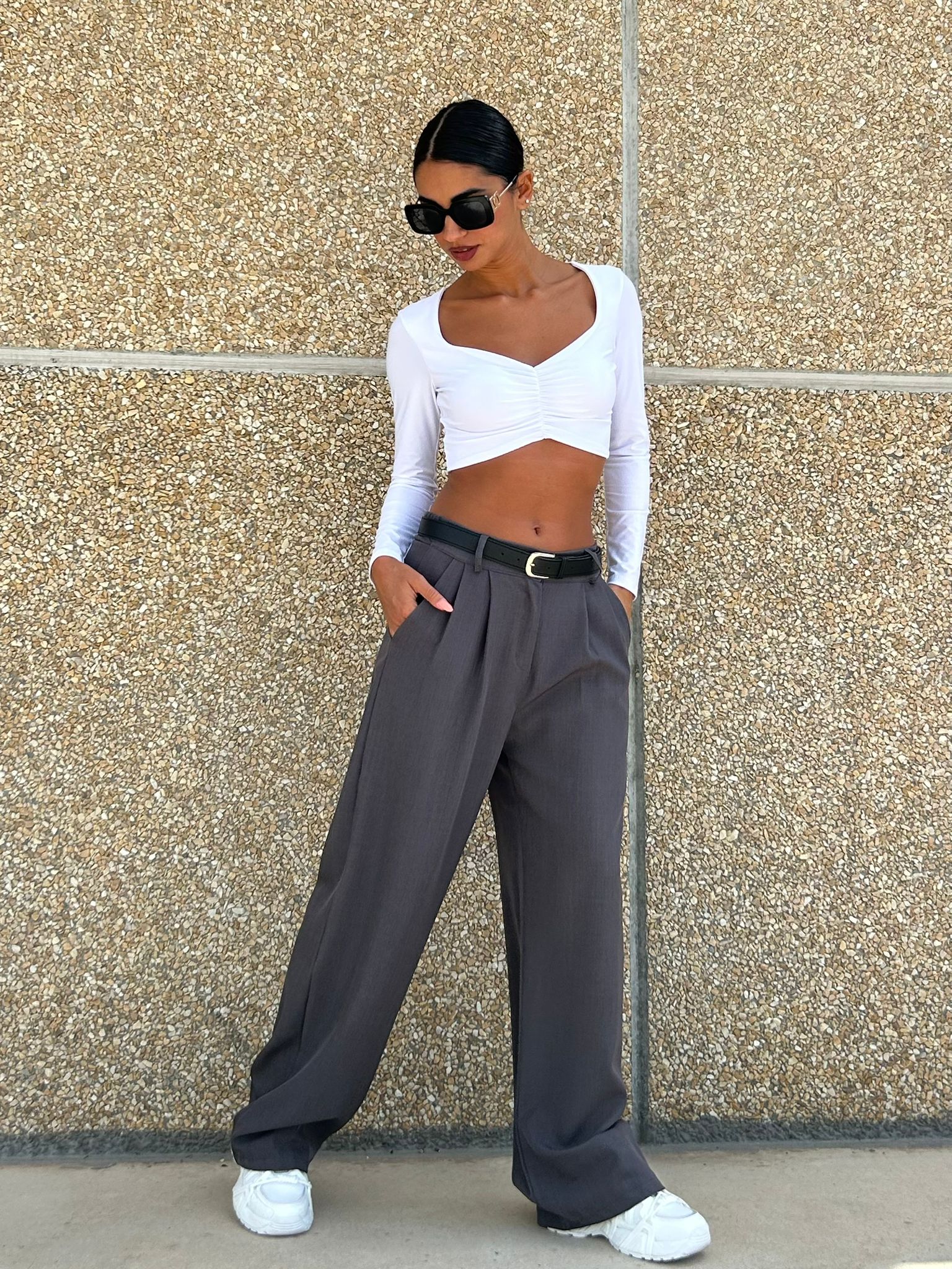 PANTALONE CON PINCES E CINTURA NEW AI26