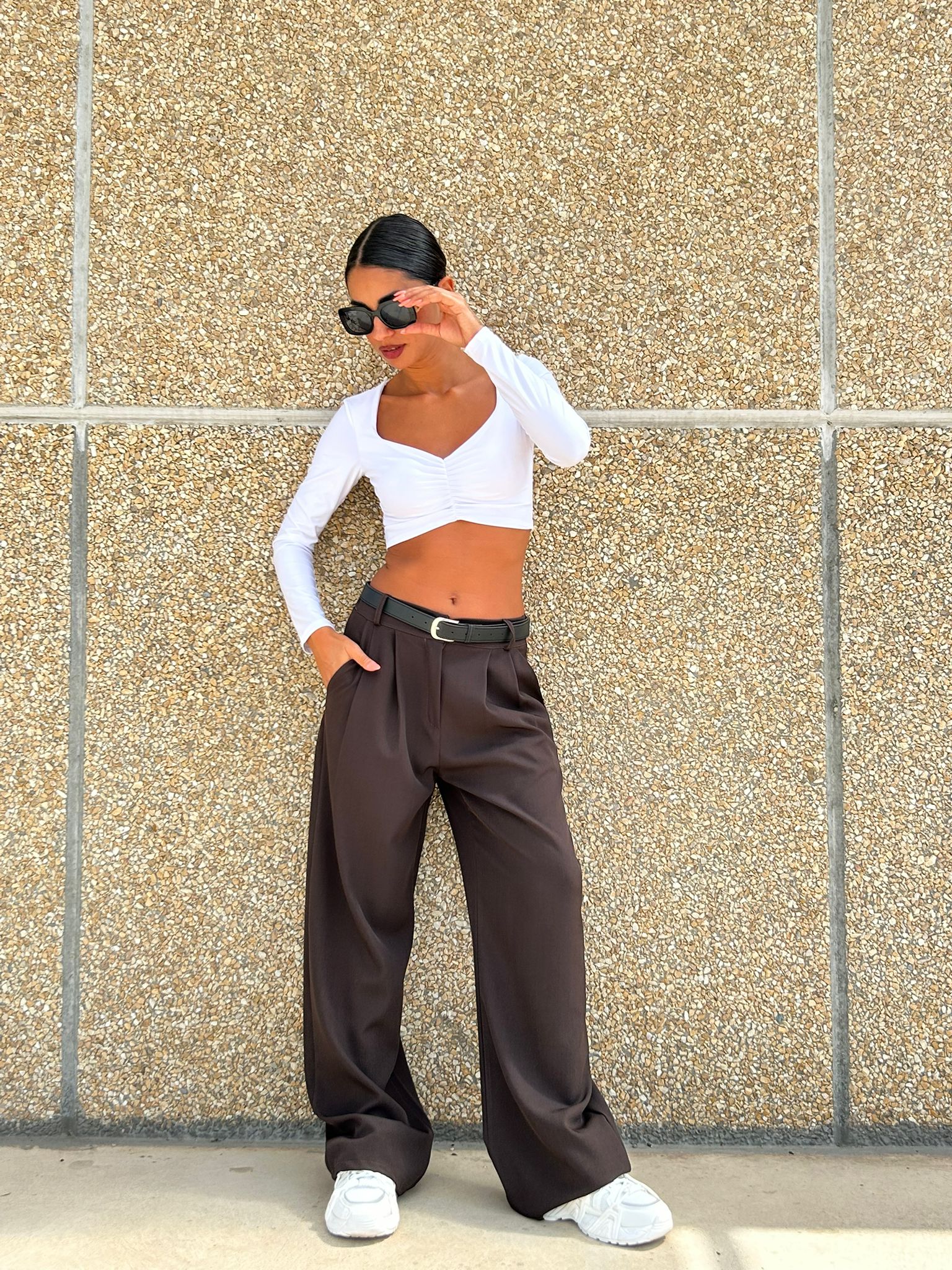 PANTALONE CON PINCES E CINTURA NEW AI26