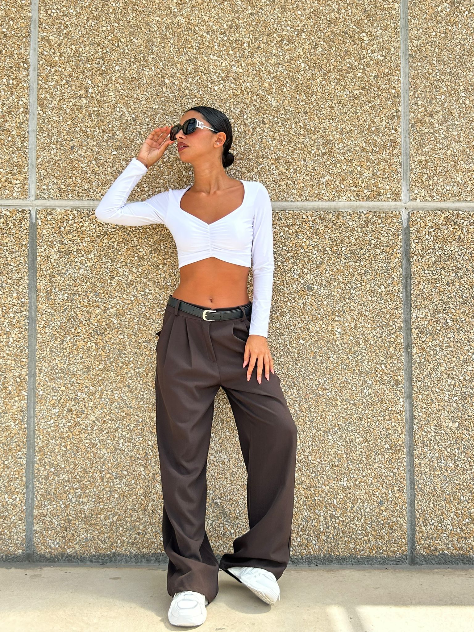 PANTALONE CON PINCES E CINTURA NEW AI26