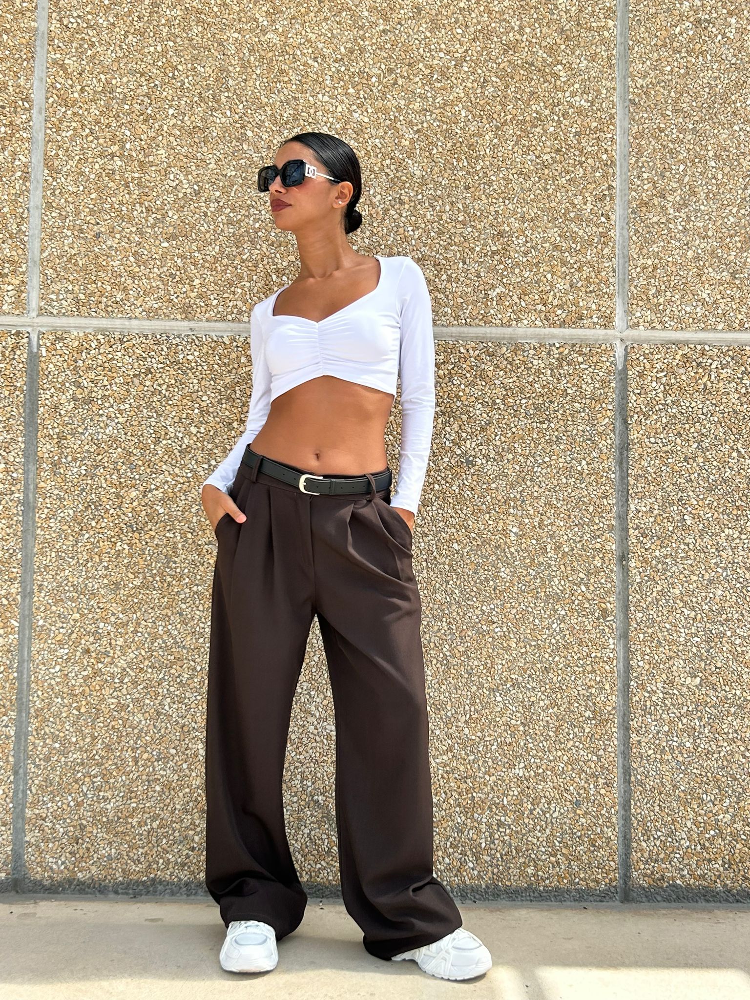 PANTALONE CON PINCES E CINTURA NEW AI26