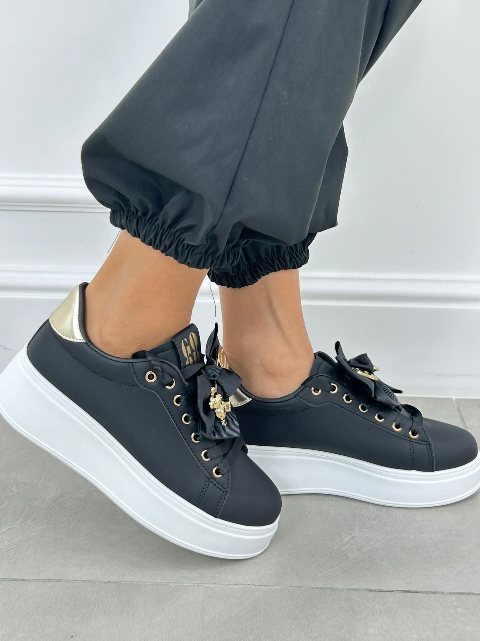 SNEAKERS CON FIOCCO E SPILLA AUTUMN COLLECTIION