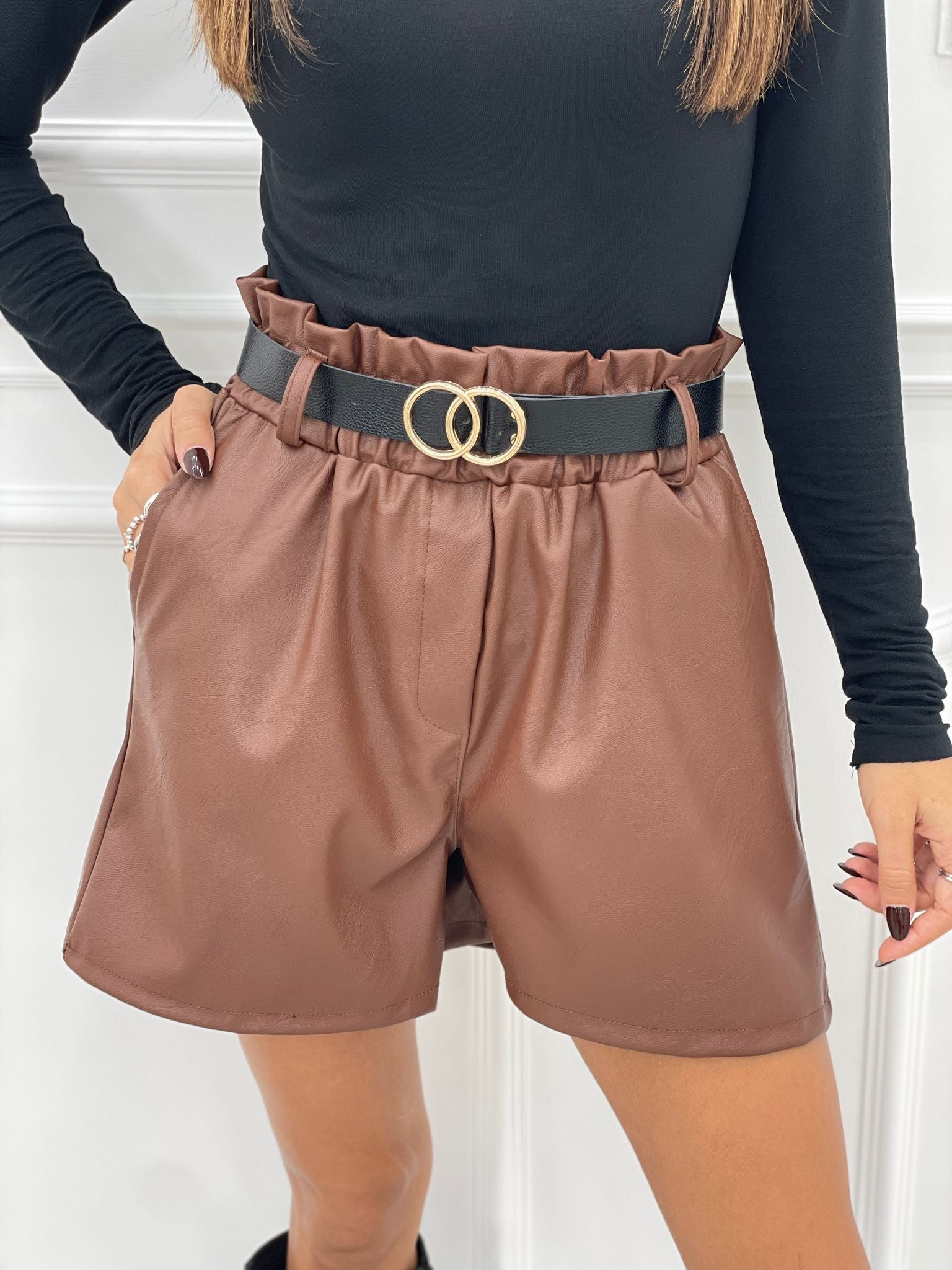 SHORTS ECOPELLE CON CINTURA AUTUMN COLLECTION