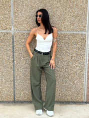 PANTALONE CON PINCES E CINTURA NEW AI26