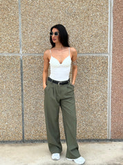 PANTALONE CON PINCES E CINTURA NEW AI26