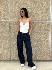 PANTALONE CON PINCES E CINTURA NEW AI26