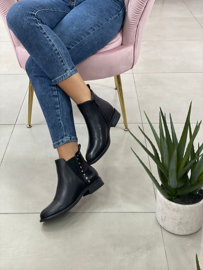 STIVALETTO BASSO CON ZIP E BORCHIE