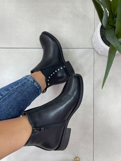STIVALETTO BASSO CON ZIP E BORCHIE