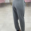 PANTALONE CON PENCES E ACCESSORIO