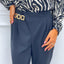 PANTALONE CON PENCES E ACCESSORIO