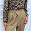 PANTALONE CON PENCES E ACCESSORIO