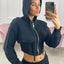 FELPA CROP CON ZIP E CAPPUCCIO
