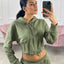 FELPA CROP CON ZIP E CAPPUCCIO